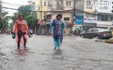 Hà Nội: Nhiều tuyến phố bị ngập do mưa lớn 